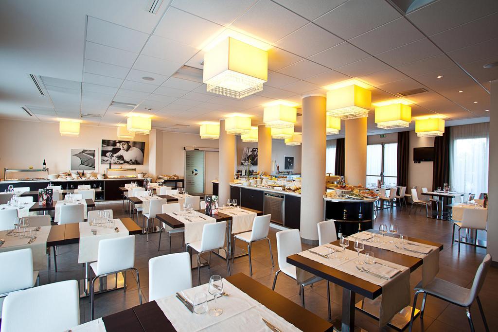 Hotel Fiera Rimini Exteriör bild